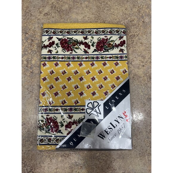 Vintage New In Package Weslyn Provence Red Flowers Table Runner - Picture 1 of 5